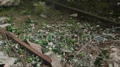垃圾和塑料瓶躺在地上，环境污染