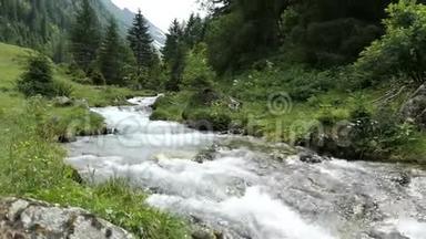 阿尔卑斯<strong>山区河流</strong>流经奥地利蒂罗尔州的施瓦扎赫塔尔河谷