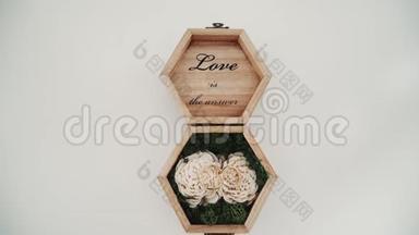 婚礼戒指放在一个装满青苔的木箱里。 结婚。 结婚戒指。 带着老式订婚戒指