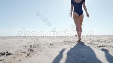 穿着泳装在海边奔跑的年轻女子。 女孩沿着海边慢跑。 女游客玩得很开心。 概念