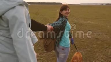 一家人和狗在平原上旅行。 去追我。 爸爸抱着一个小女儿，带着孩子和宠物旅行
