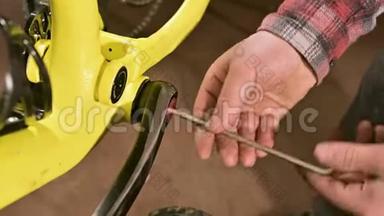 特写在一家自行车维修店，师傅安装踏板后维修.. 自行车修理