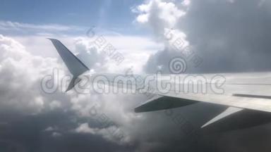 云层中的飞机机翼。 从飞机的窗口看