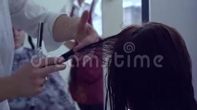 美容院。 理发店。 <strong>发型师</strong>给理发女孩做热剪。 <strong>发型师</strong>进行大师班.. 特写镜头。