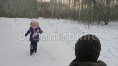 小女儿在雪地上跑到妈妈身边，拥抱妈妈，亲吻妈妈。 快关门。