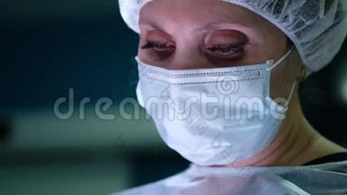 把一个女医生的<strong>眼睛</strong>闭上`。 外科<strong>手术</strong>中的女医生肖像。