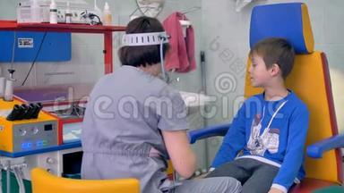 医生用棉签检查儿童病人的鼻子。