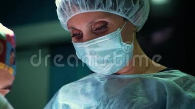 把一个女医生的<strong>眼睛</strong>闭上`。 外科<strong>手术</strong>中的女医生肖像。