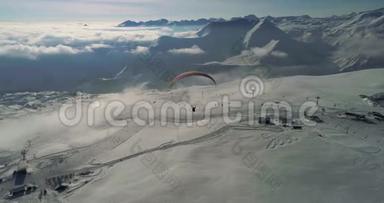 令人惊叹的空中视频，在雪山上的Paplane。 <strong>滑翔伞</strong>冬季`山区的特写无人机