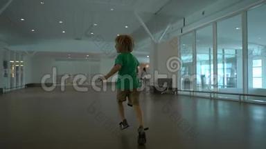 一个小男孩手里拿着白色玩具飞机，在机场里<strong>奔跑</strong>的慢镜头。 <strong>自由</strong>概念