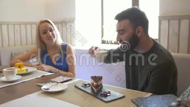快乐的白种人夫妇一起在咖啡馆喝咖啡