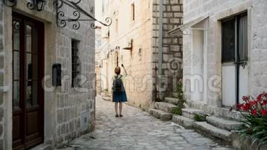 开朗的女孩在黑山旅行，寻找佩拉斯<strong>地标</strong>。 市中心有地图的女游客