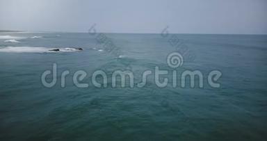 无人机摄像机在巨浪到达海岸后左<strong>转</strong>，在<strong>多云</strong>的暴风雨天起泡和坠毁。