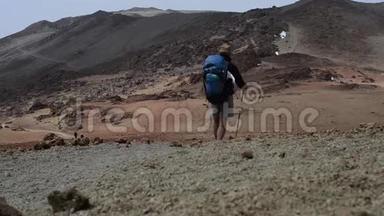 这位游客沿着Pico Viejo火山的背景<strong>往下</strong>看。