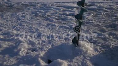 在冰湖<strong>钻洞</strong>进行冬季捕鱼。 快关门。 4K