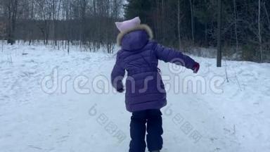 奔跑的少女少年在雪林中玩耍，冬天走回头看慢动作。
