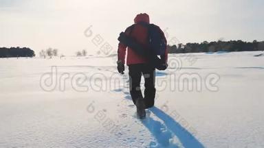 人雪冬的脚印.. 概念之旅<strong>克服</strong>困难。 徒步旅行者在冬季傍晚的平原生活方式