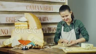 年轻的女卖家在柜台上装了一块奶酪