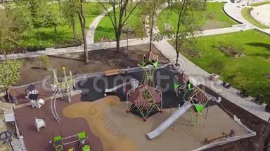 郊区公园豪华儿童游乐场的空中镜头。 儿童公园重建。 工人铺设五颜六色的地板