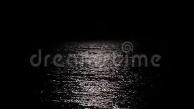 月亮在海<strong>水中</strong>的倒影，月光在<strong>水中</strong>的倒影