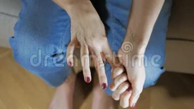 干净整洁的年轻女人的手在家里涂手霜，特写。