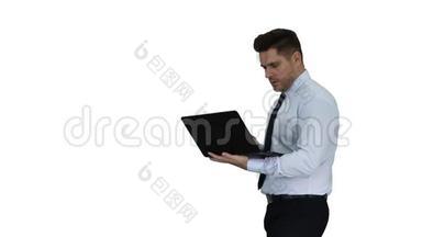 商人按下播放按钮开始或启动项目或演示在笔记本电脑上的白色背景。