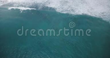无人机在海水表面下降和放大，巨大的薄荷蓝色<strong>汹涌</strong>的<strong>海浪</strong>随着泡沫而坠落。