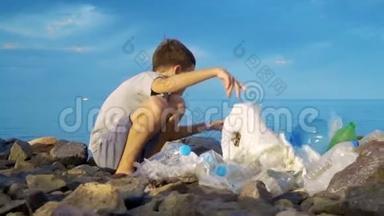 利特尔儿童志愿者清理海边。 安全生态概念。