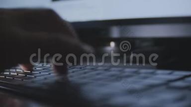 人在电脑键盘上打字.. 在电脑键盘上快速打字的人
