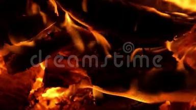 火在燃烧着燃烧的煤，燃烧着火焰背景的石壁