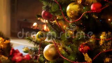 在客厅燃烧的壁炉旁，圣诞树上闪烁着绚丽多彩的灯光