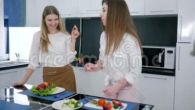 饮食和适当的营养，女孩们在家里的厨房<strong>品尝</strong>和准备新鲜蔬<strong>菜</strong>沙拉