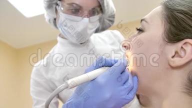 戴口罩的牙医对病人治疗牙齿。