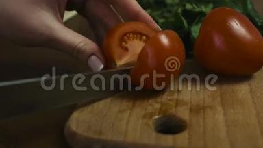 女人把整个番茄切成两大片放在木盘上，特写镜头。