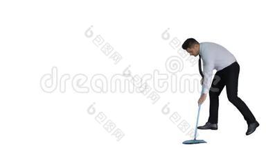 在白色背景上<strong>扫地</strong>后，拇指向上的人拿着扫帚，穿着正式的衣服或服装。
