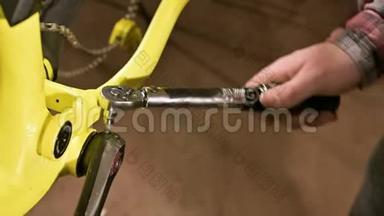 特写在一家自行车维修店，师傅安装踏板后维修.. 自行车修理