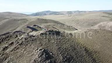 在国家储备公园的高峰上空盘旋的俯视无人机镜头。
