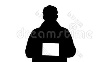 剪影人走路和拿着平板电脑与白色屏幕模型。
