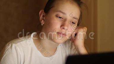 疲倦的女孩准备<strong>考试</strong>，晚上坐在笔记本电脑上。