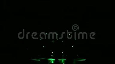 绿色的<strong>聚光灯</strong>在黑暗中的一个空荡荡的音乐会<strong>舞台</strong>上形成了一颗心。