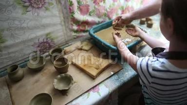 一个快乐的小女孩在一个陶艺作坊里洗手