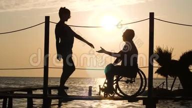 窈窕<strong>淑女</strong>与残疾人坐轮椅，夕阳西下，站在水边码头