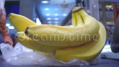 超市里的香蕉，一<strong>串串</strong>的香蕉转移到收银台