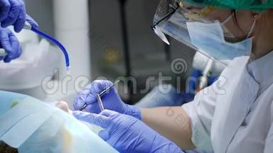 医疗诊所，医生用牙镊子戴口罩，手里拿着镜子，在<strong>病人</strong>口里<strong>做手术</strong>