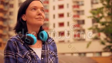 布鲁内特女士戴着蓝色耳机在现代化地区