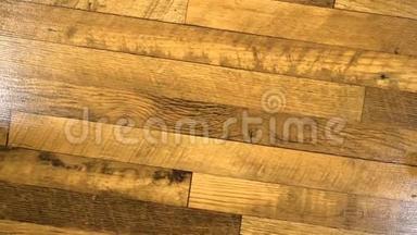 木质镶花在房间顶部的特写。 木质层板地板特写..