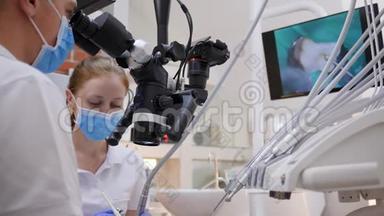医生在显微镜下观察，用专业工具<strong>做手术</strong>，附近站着女实验室助理进入