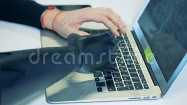 残疾人在笔记本电脑键盘上打字，写<strong>一封信</strong>。 4K.