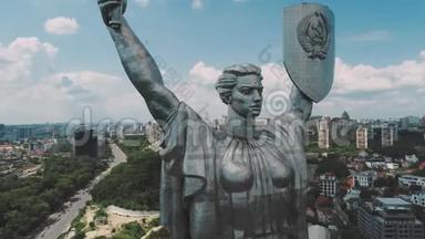 乌克兰基辅第聂伯河畔祖国不锈钢雕塑。