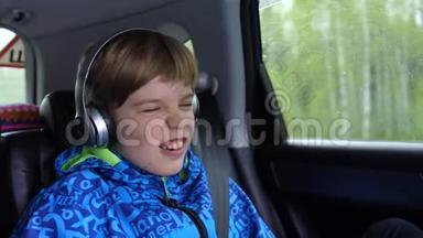 家庭旅行。 <strong>一家人</strong>在公路上<strong>开车</strong>。 少年坐在车里，通过耳机听音乐